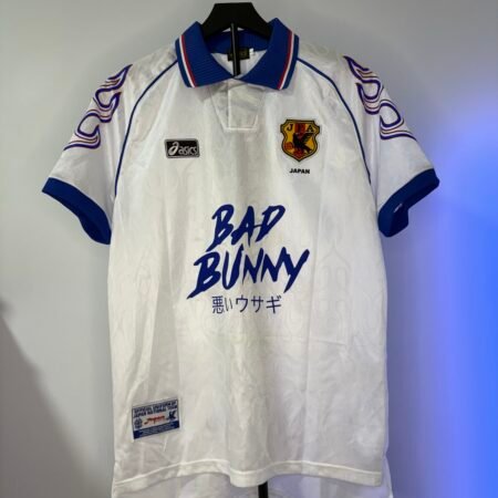 🟡 Japón 1998 Visitante Retro x Bad Bunny – Camiseta Edición Especial
