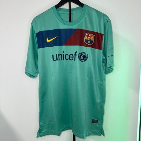 🟡 Barcelona 2010/11 Visitante – Camiseta Retro