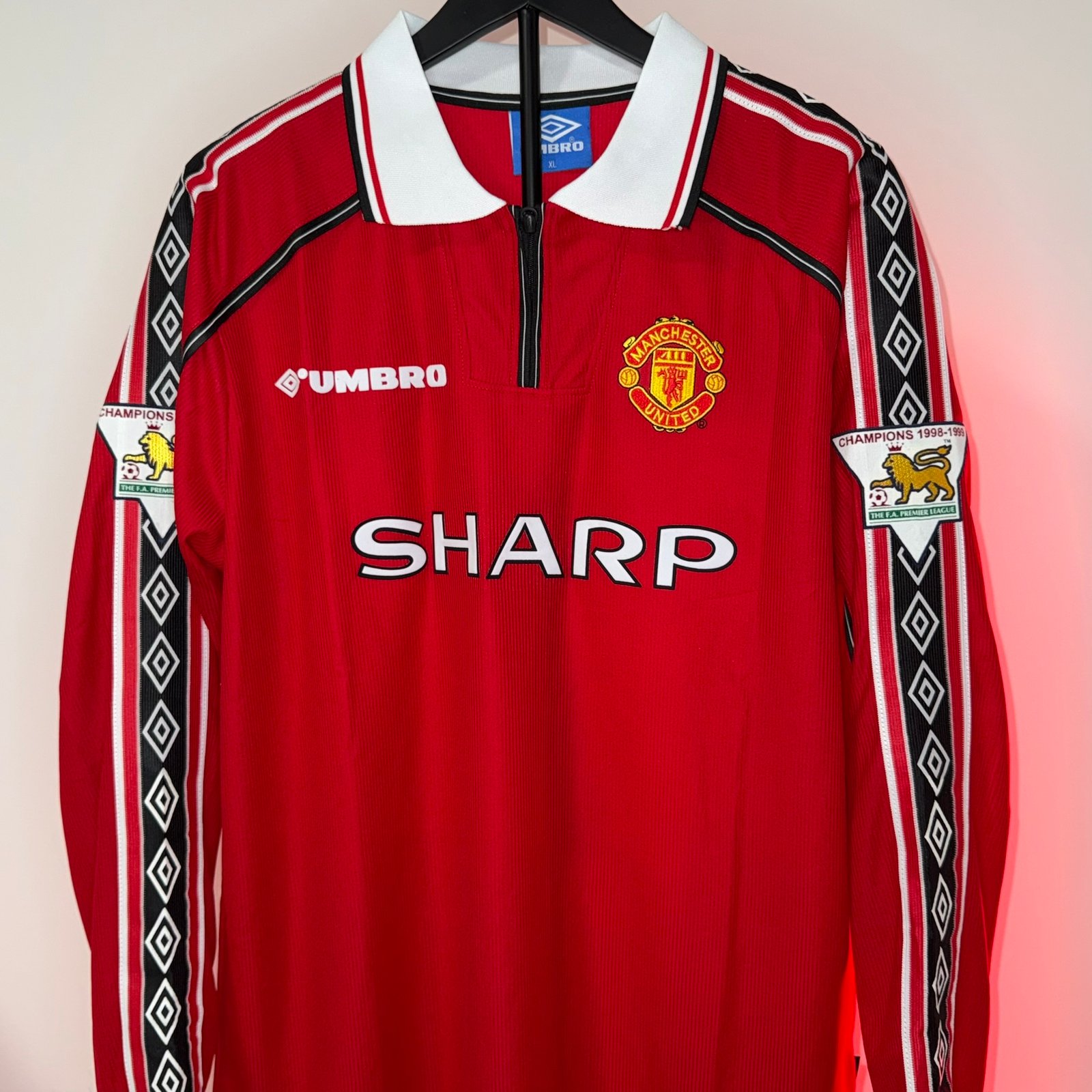 🟡 Manchester United 1998/99 Local – Manga Larga Retro