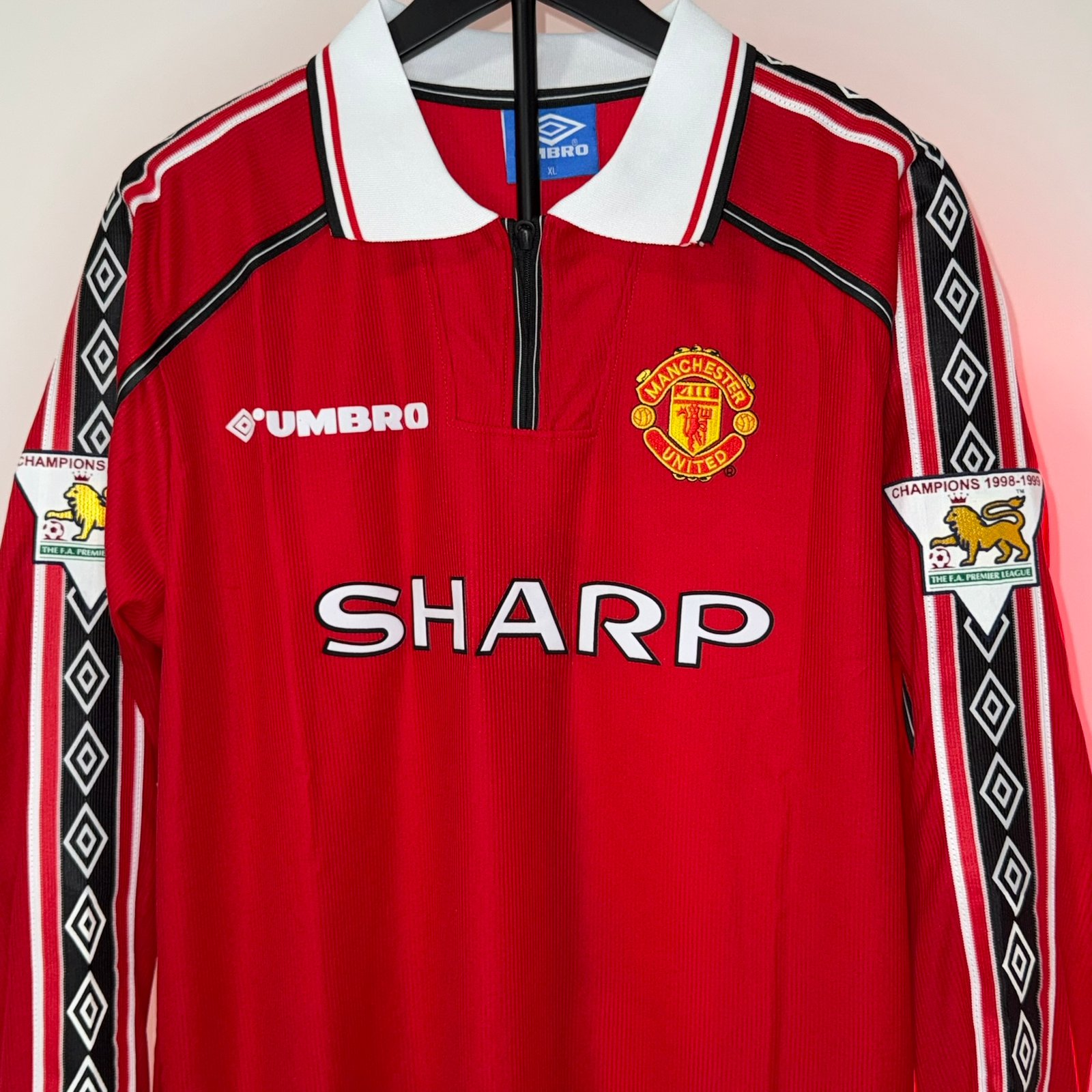 🟡 Manchester United 1998/99 Local – Manga Larga Retro - Image 13