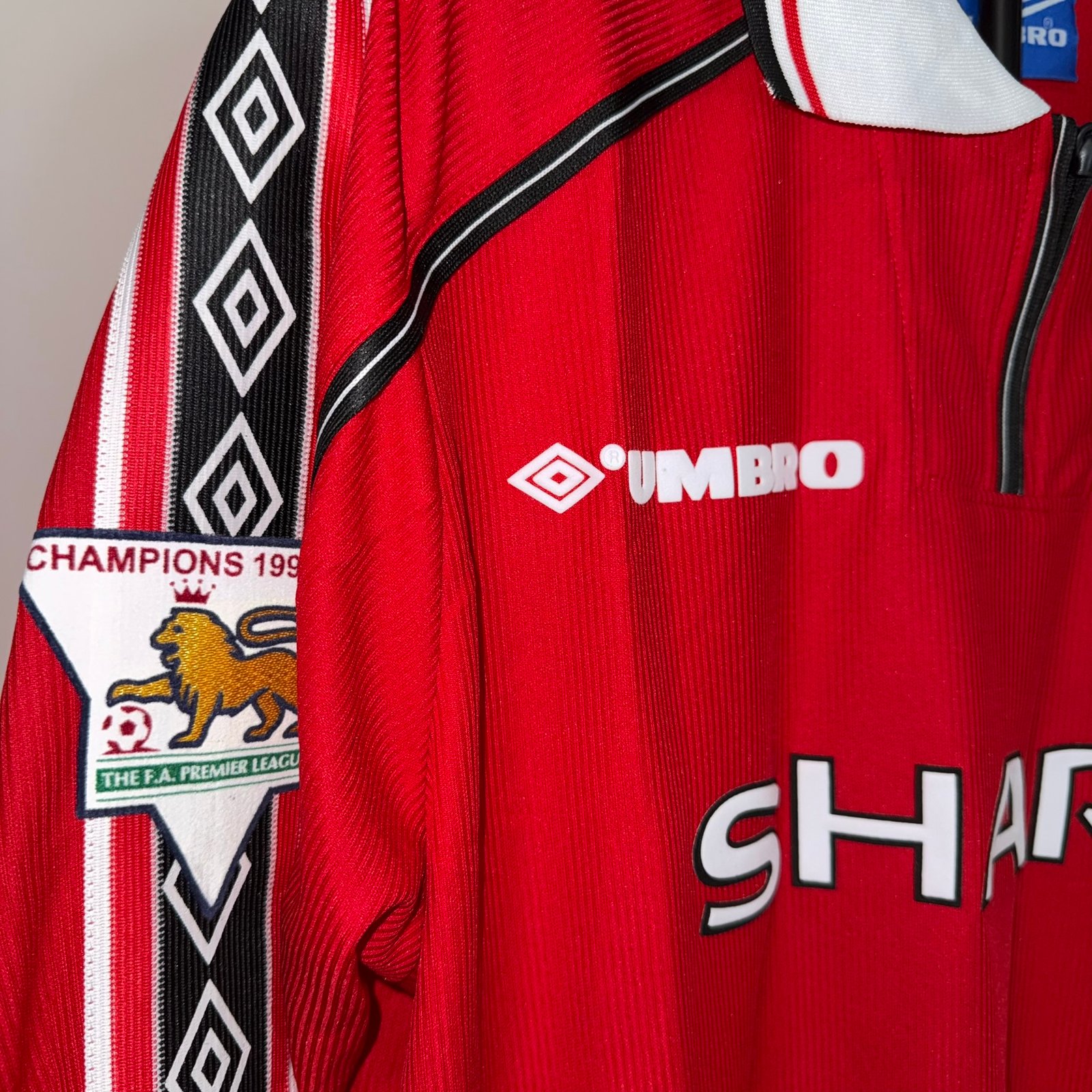 🟡 Manchester United 1998/99 Local – Manga Larga Retro - Image 3