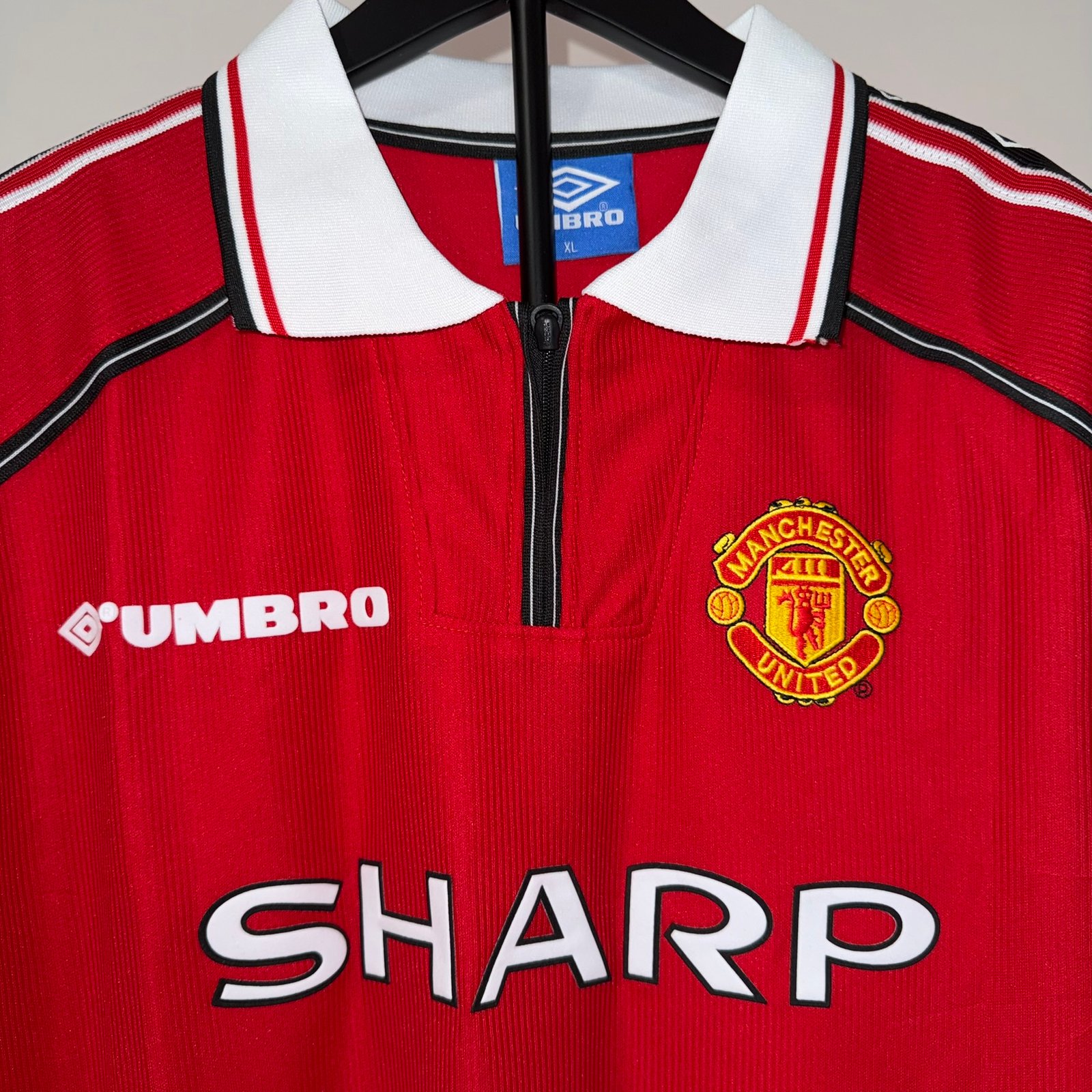 🟡 Manchester United 1998/99 Local – Manga Larga Retro - Image 10