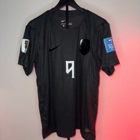 🟢 STOCK – Noruega 2026 Alternativa Black – Versión Jugador