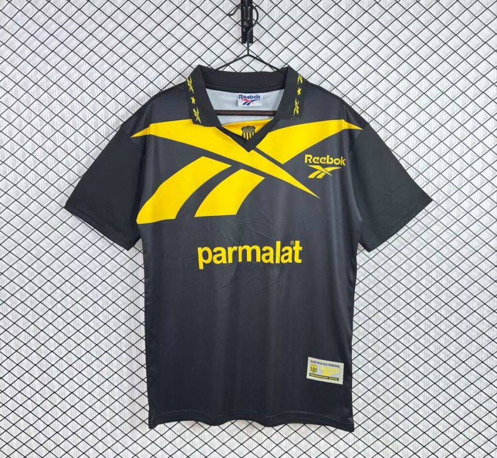 Camiseta visitante retro negra de Peñarol 1998/99 con detalles amarillos, vista frontal