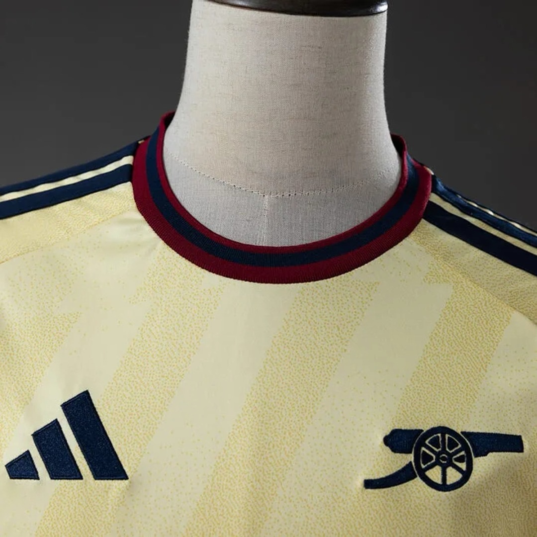 Arsenal 2026/27 Alternativa versión fan cuello